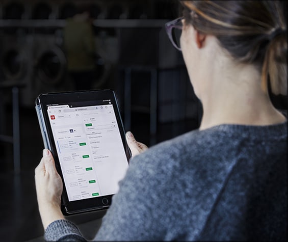 Illustration: building manager monitoring its laundry room via Speed Queen Insights app - SQ Professional